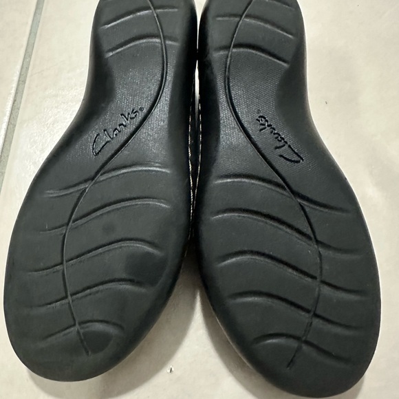Clarks Women's Ashland Bubble Slip On Loafer (Worn a few times) Black - Picture 2 of 3